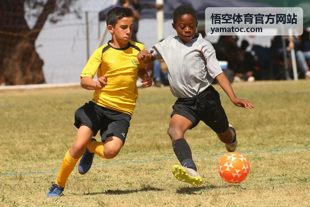 悟空体育官方网站损伤预防课程学员在教练指导下进行柔韧与恢复训练